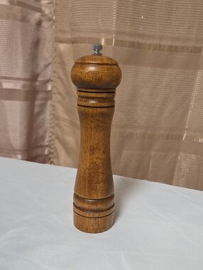 Wooden Pepper Mill Grinder - Brown